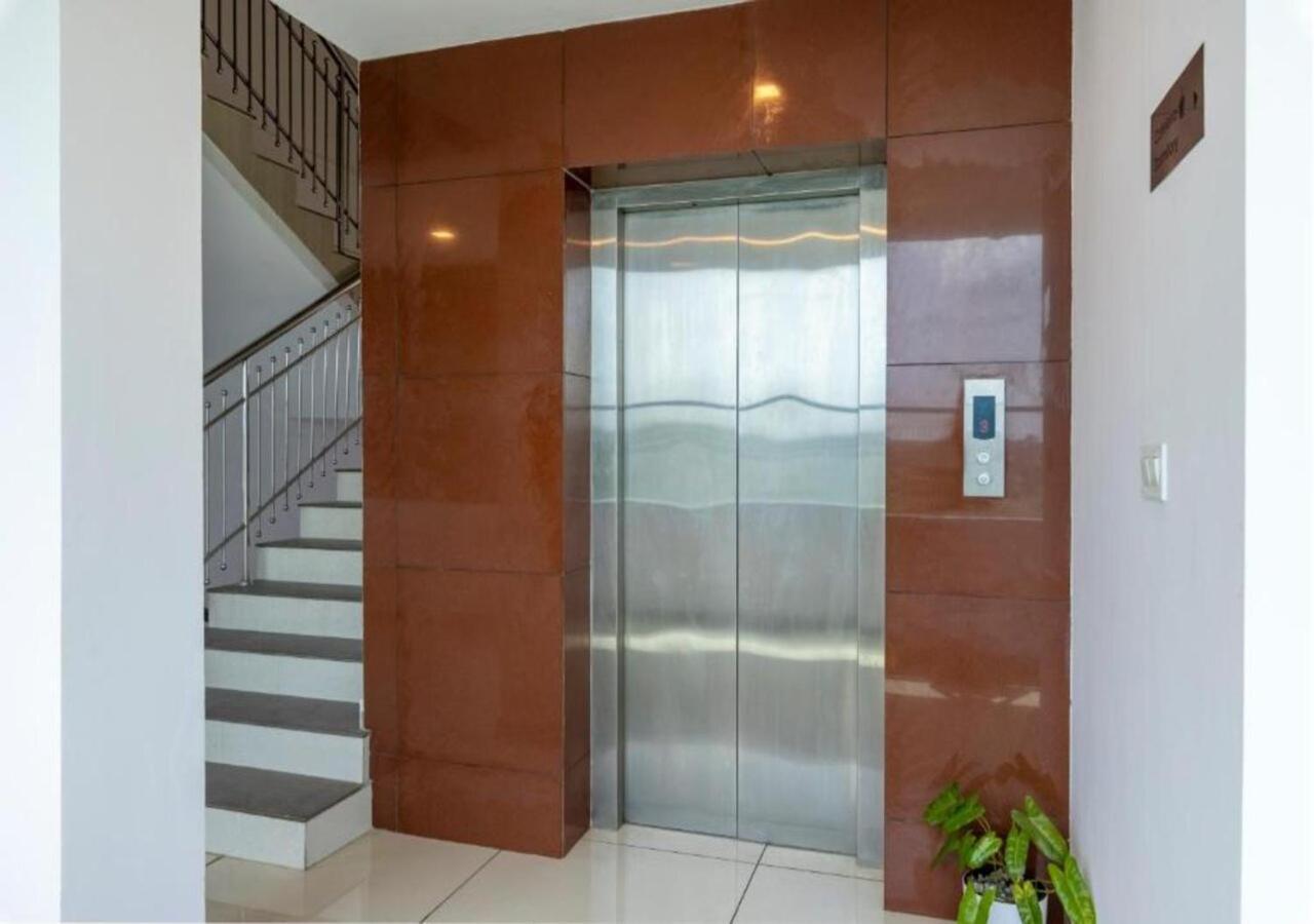 Airport Avenue Plaza Hotel Nedumbassery Exterior photo